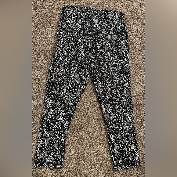 LuLulemon black & white capri yoga pants women’s 6 - Picture 2 of 3